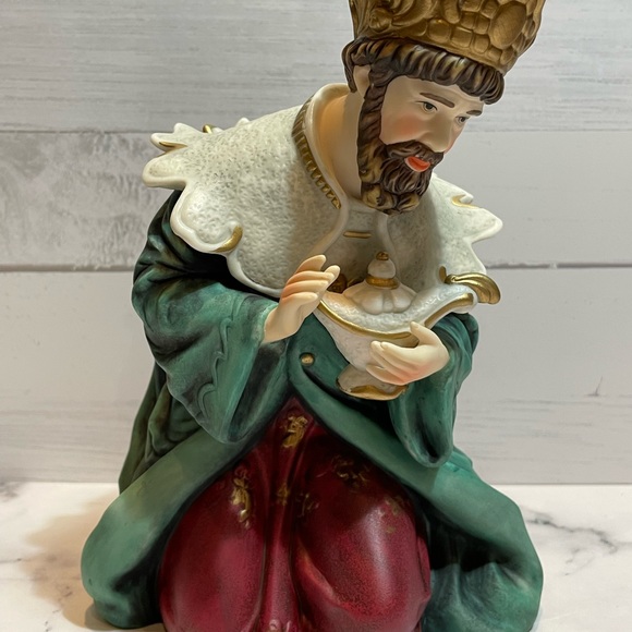 Grandeur Noel 2003 Hand-Painted Porcelain Nativity Set - Picture 4 of 12